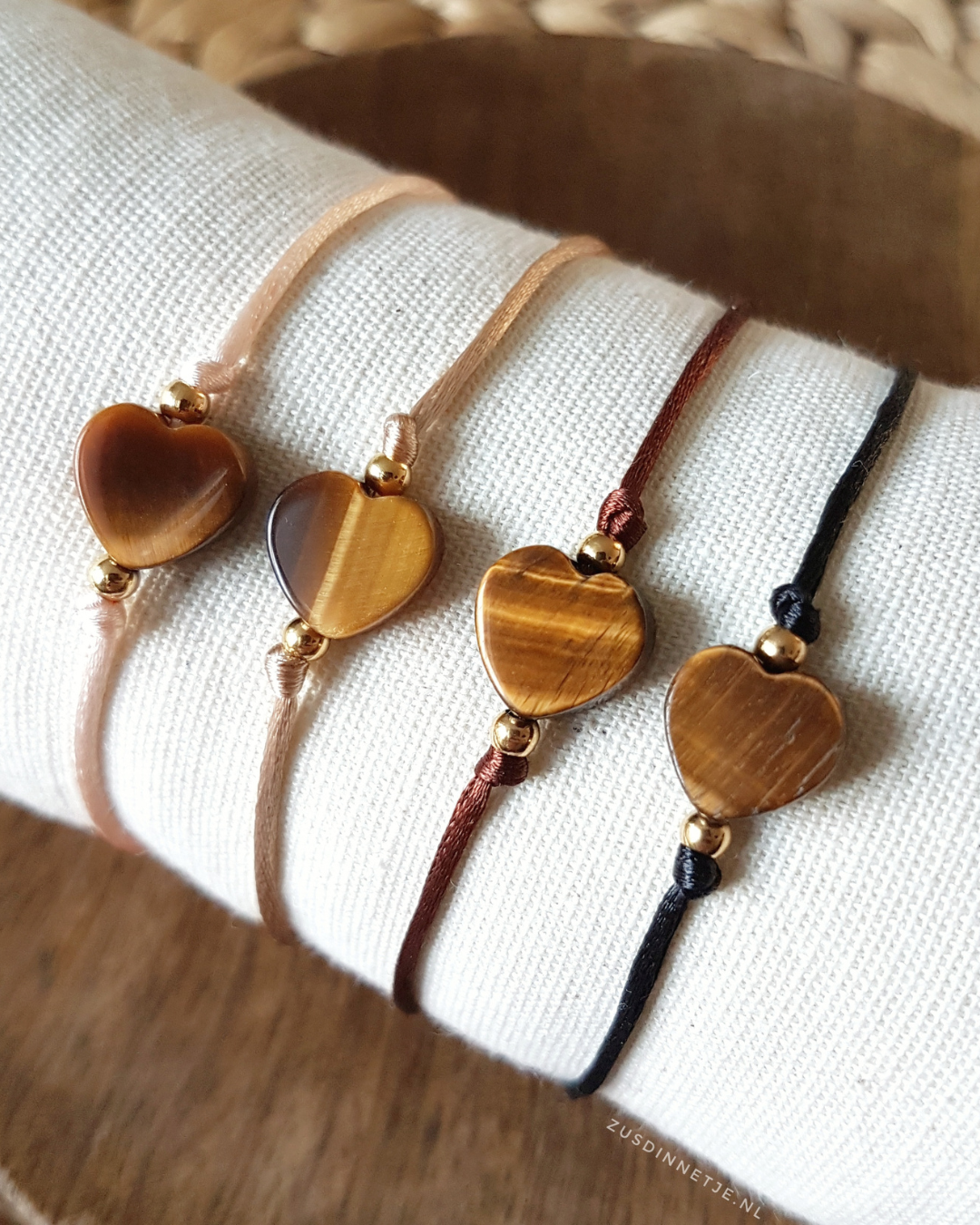 Satijnen Armbandje met Tijgeroog Hartje – Voor Kracht, Moed & Vertrouwen