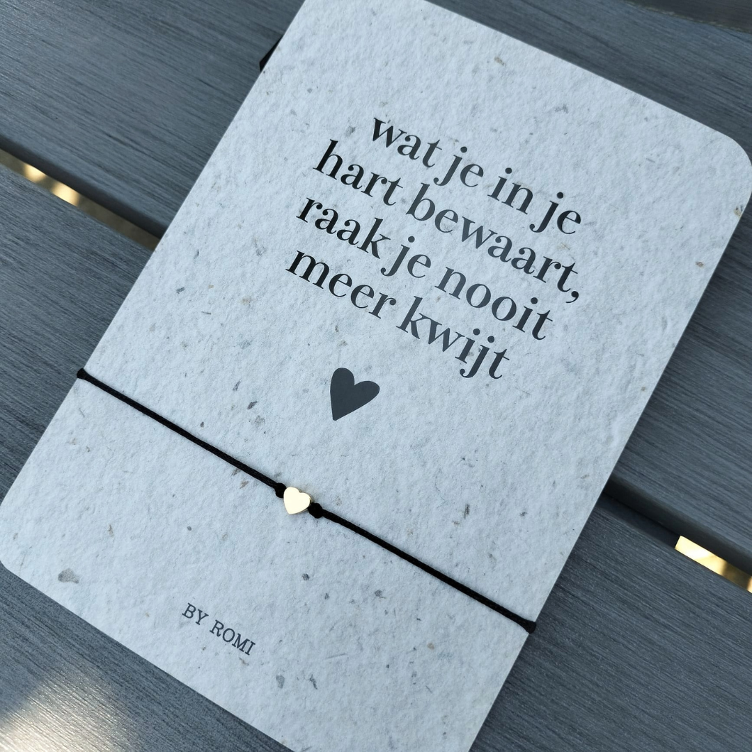 Satijnen Armbandje met Troostkaartje – Symboliek en Stijl in Één