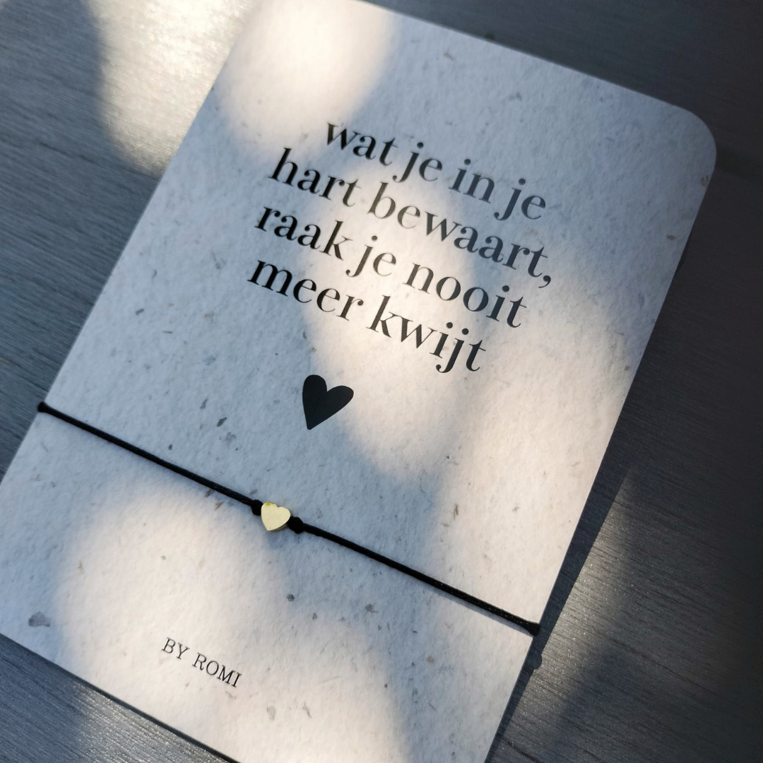 Satijnen Armbandje met Troostkaartje – Symboliek en Stijl in Één