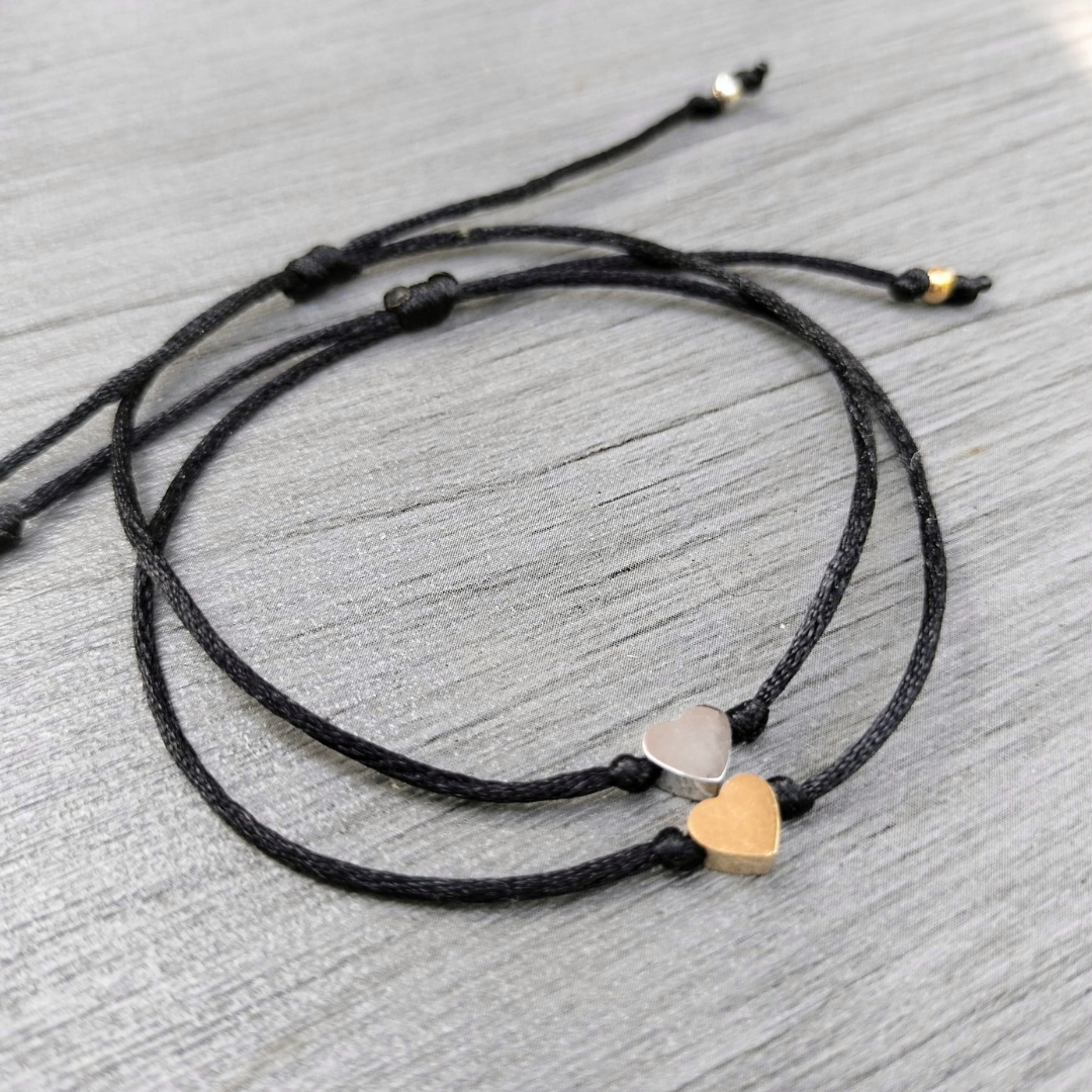 Satijnen Armbandje met Troostkaartje – Symboliek en Stijl in Één