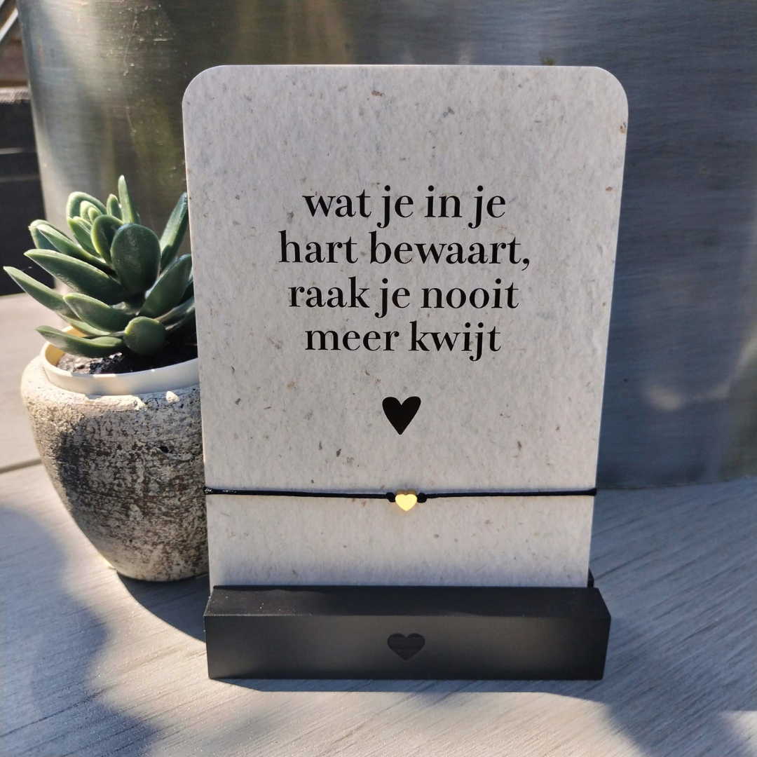 Satijnen Armbandje met Troostkaartje – Symboliek en Stijl in Één